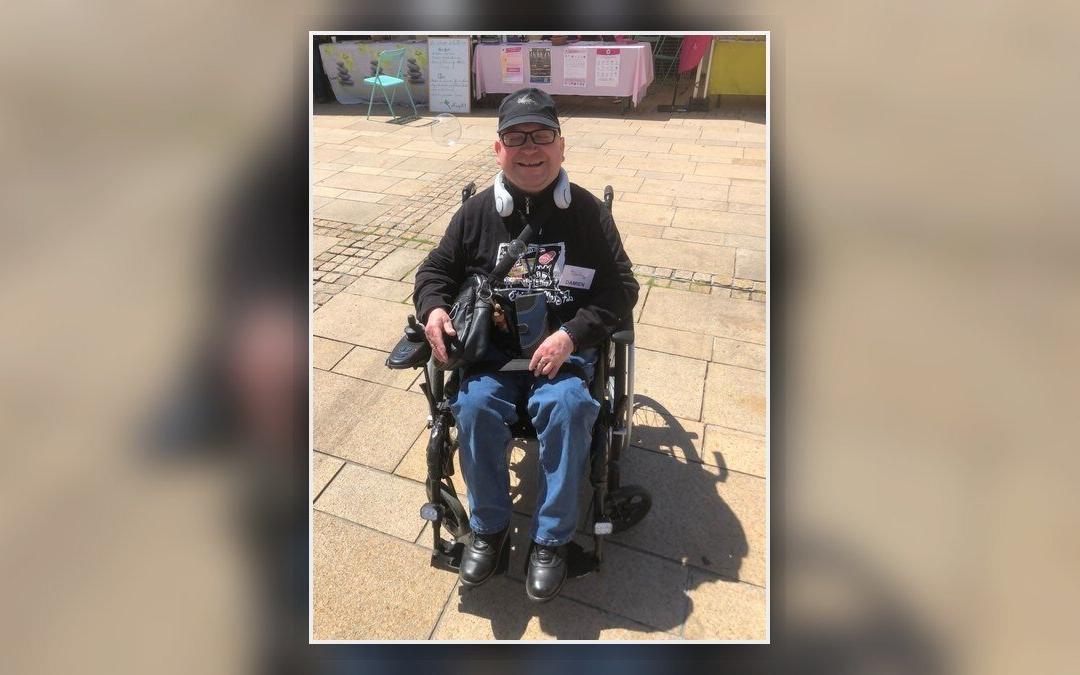 Portrait de Damien lors d’un événement des Étincelles 72, témoignage sur le handicap, la différence et la résilience
