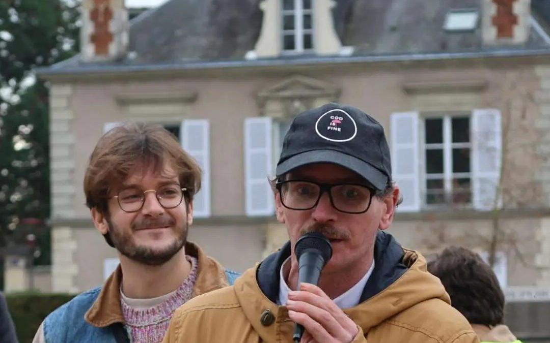 Jean-Christophe prend la parole au micro lors d’un événement associatif des Étincelles 72