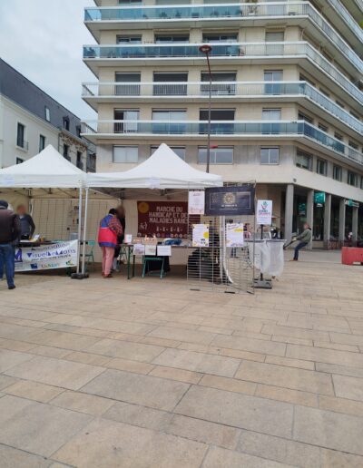 Journée de la Solidarité 2025 : stands de Visuel Le Mans et des Étincelles 72, place de la République au Mans