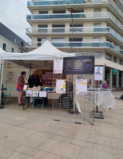 Journée de la Solidarité 2025 : stand des Étincelles 72 et ses panneaux d'information