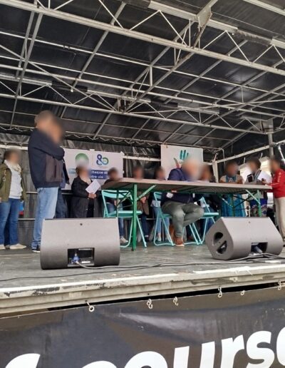 Journée de la Solidarité 2025 : intervenants réunis autour d'une table sur la scène