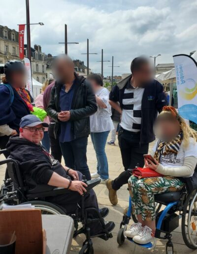 Journée de la Solidarité 2025 : participants réunis devant le stand des Étincelles 72