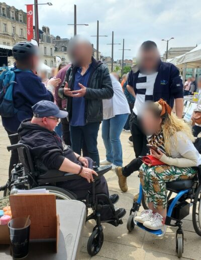 Journée de la Solidarité 2025 : discussion entre participants sur la place de la République