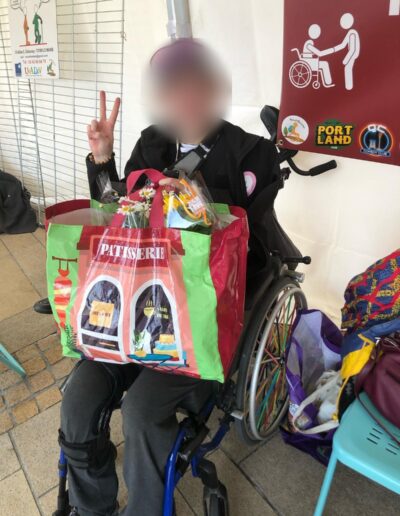 Journée de la Solidarité 2025 : participante en fauteuil roulant faisant le signe de la victoire