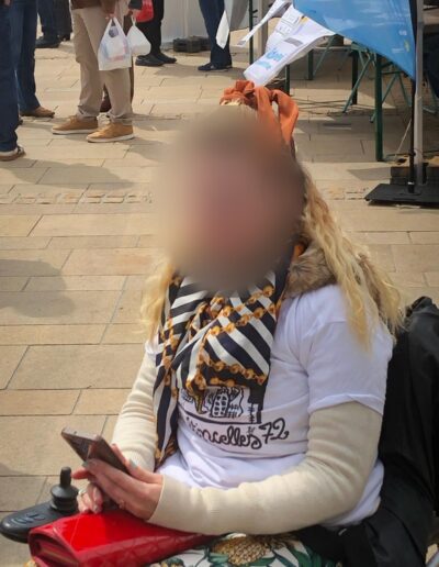 Journée de la Solidarité 2025 : participante en fauteuil roulant regardant son téléphone