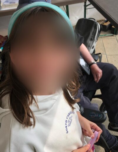 Journée de la Solidarité 2025 : jeune visiteuse souriante au stand