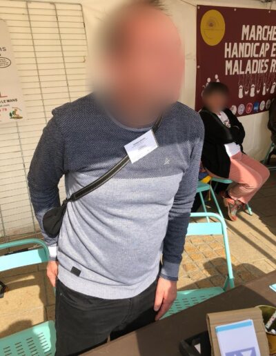 Journée de la Solidarité 2025 : visiteur devant la banderole de la Marche du handicap