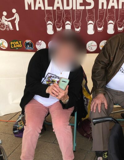 Journée de la Solidarité 2025 : participante joyeuse assise au stand des Étincelles 72