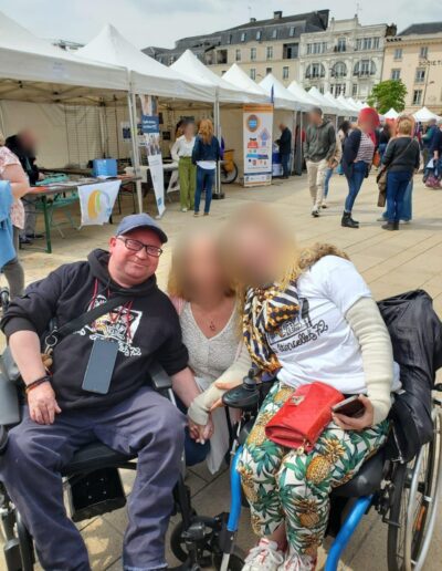 Journée de la Solidarité 2025 : trois participants posent devant les tentes du village associatif