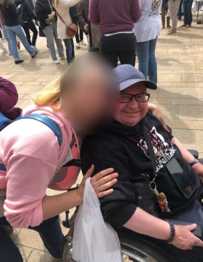 Journée de la Solidarité 2025 : deux participants complices, dont un en fauteuil roulant