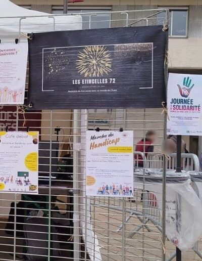 Journée de la Solidarité 2025 : panneau des Étincelles 72 et affiches de la Marche du handicap