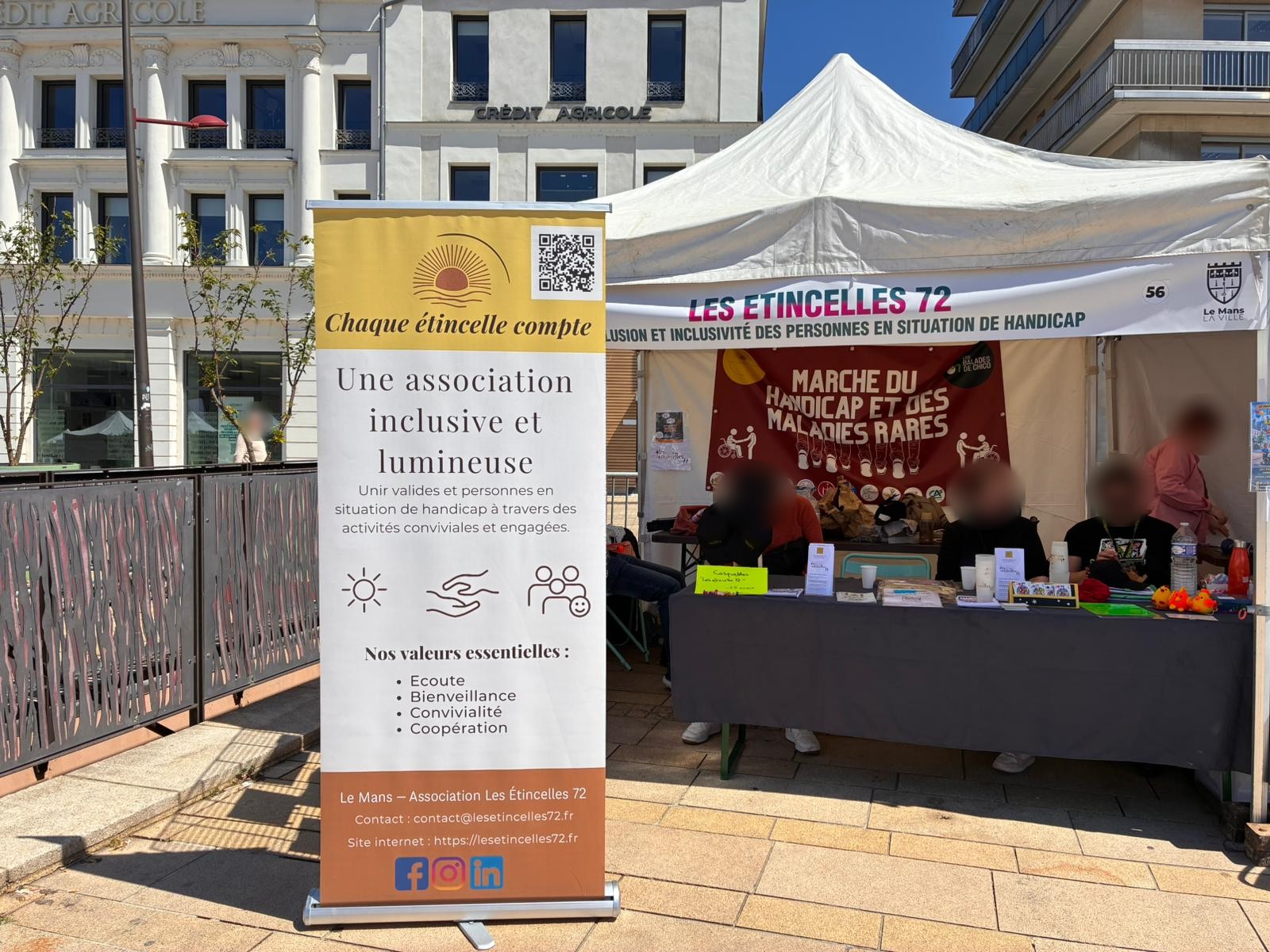 Stand des Étincelles 72 à la Journée des Solidarités 2026 au Mans, avec le kakémono « Chaque étincelle compte »