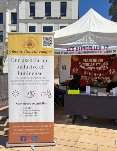 Journée des Solidarités 2026 : stand des Étincelles 72 et kakémono « Chaque étincelle compte »