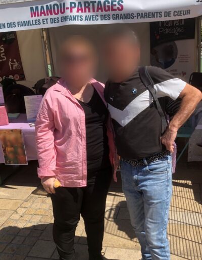 Journée des Solidarités 2026 : deux personnes posent devant le stand Manou-Partages