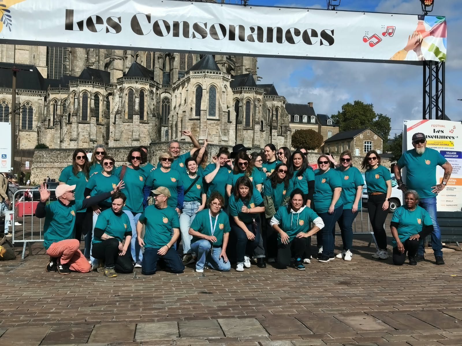 Bénévoles du festival Les Consonances 2026 en t-shirt vert devant la cathédrale Saint-Julien du Mans