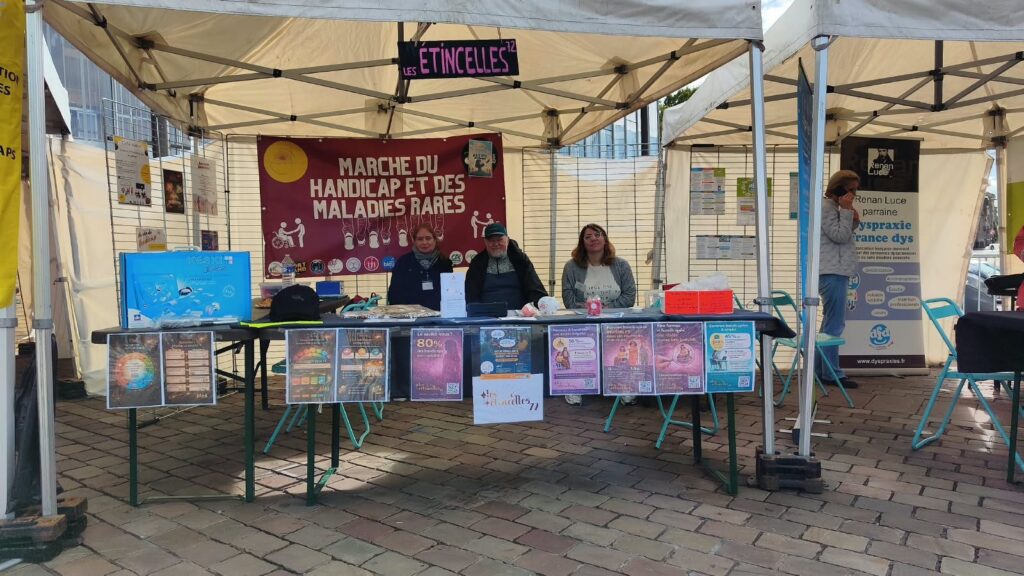 Stand des Étincelles 72 au village associatif du festival Les Consonances, place des Jacobins au Mans