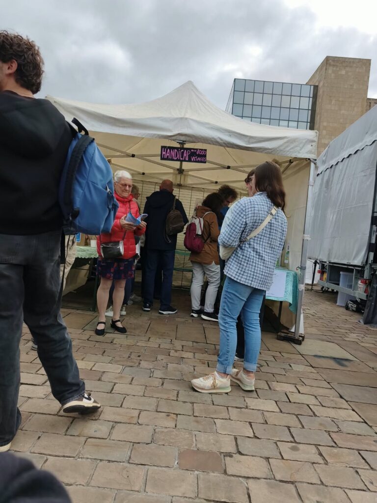 Visiteurs au stand des Étincelles 72 pendant le festival Les Consonances
