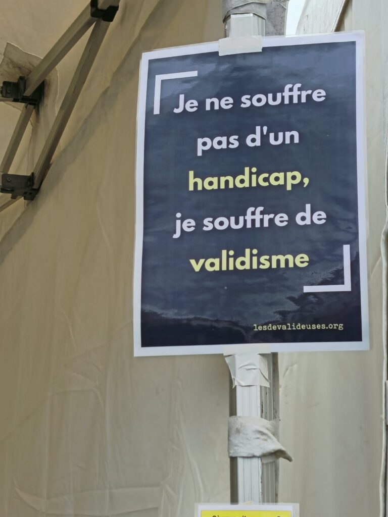 Affiche « Je ne souffre pas d’un handicap, je souffre de validisme » des Dévalideuses