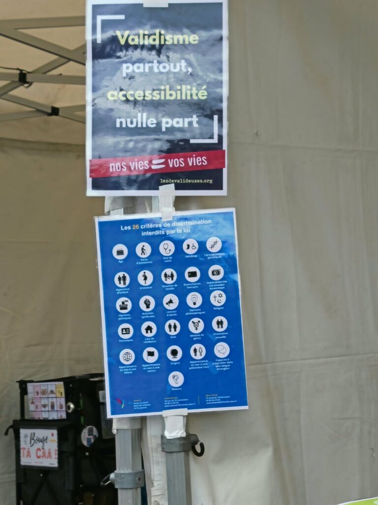 Affiche « Validisme partout, accessibilité nulle part » et affiche sur les critères de discrimination