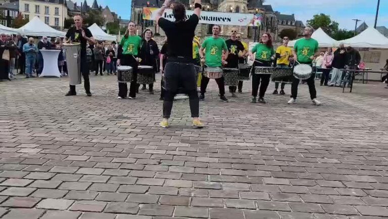 Groupe de percussions en t-shirts verts sur la place des Jacobins
