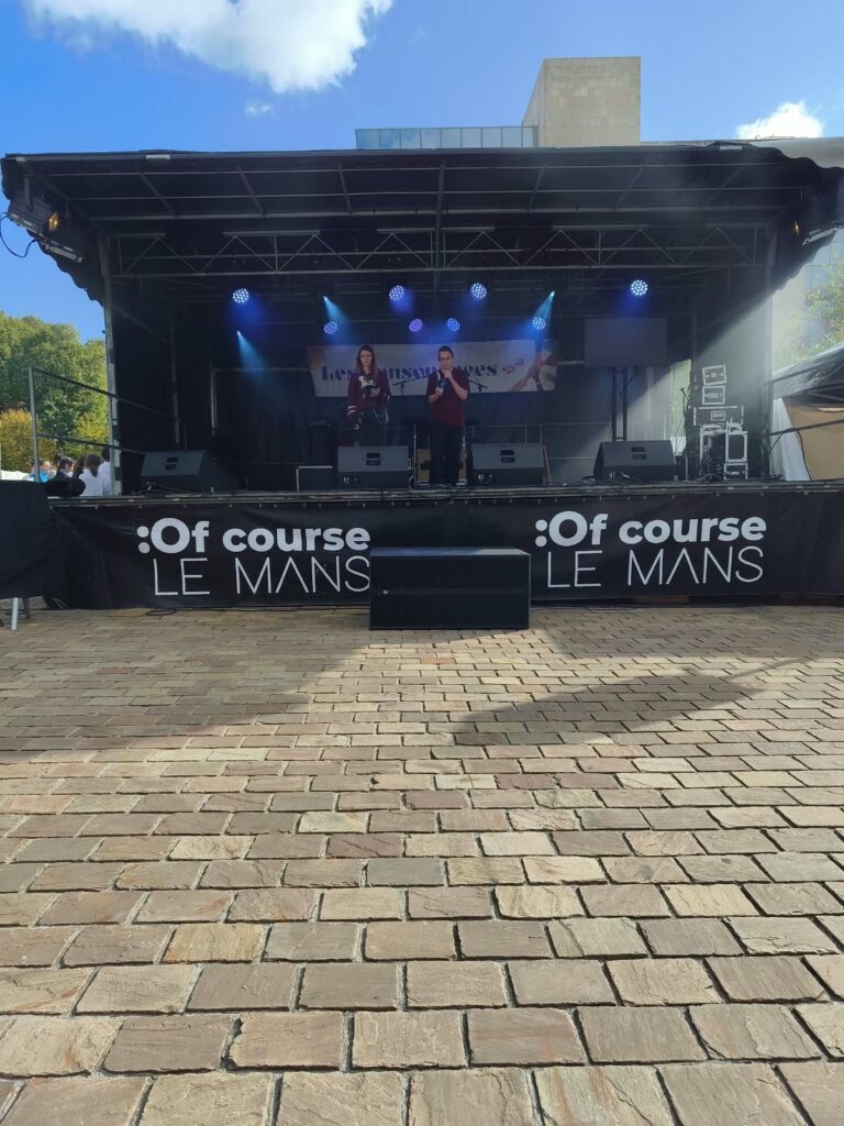 Grande scène du festival Les Consonances sous le soleil, place des Jacobins