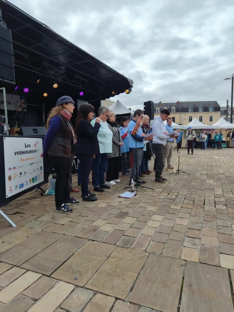 Groupe de chanteurs au pied de la scène du festival