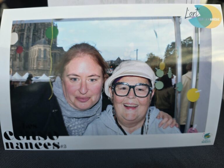 Deux participantes souriantes dans le cadre photo Les Consonances #3